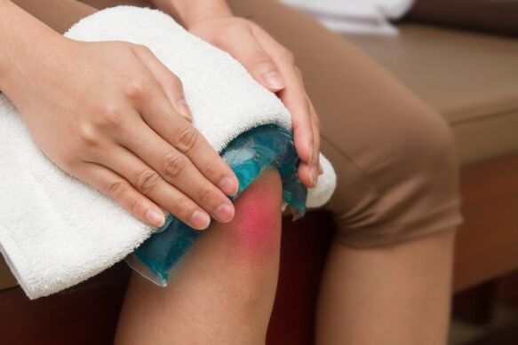 Therapeutic compress on the knee joint for pain relief